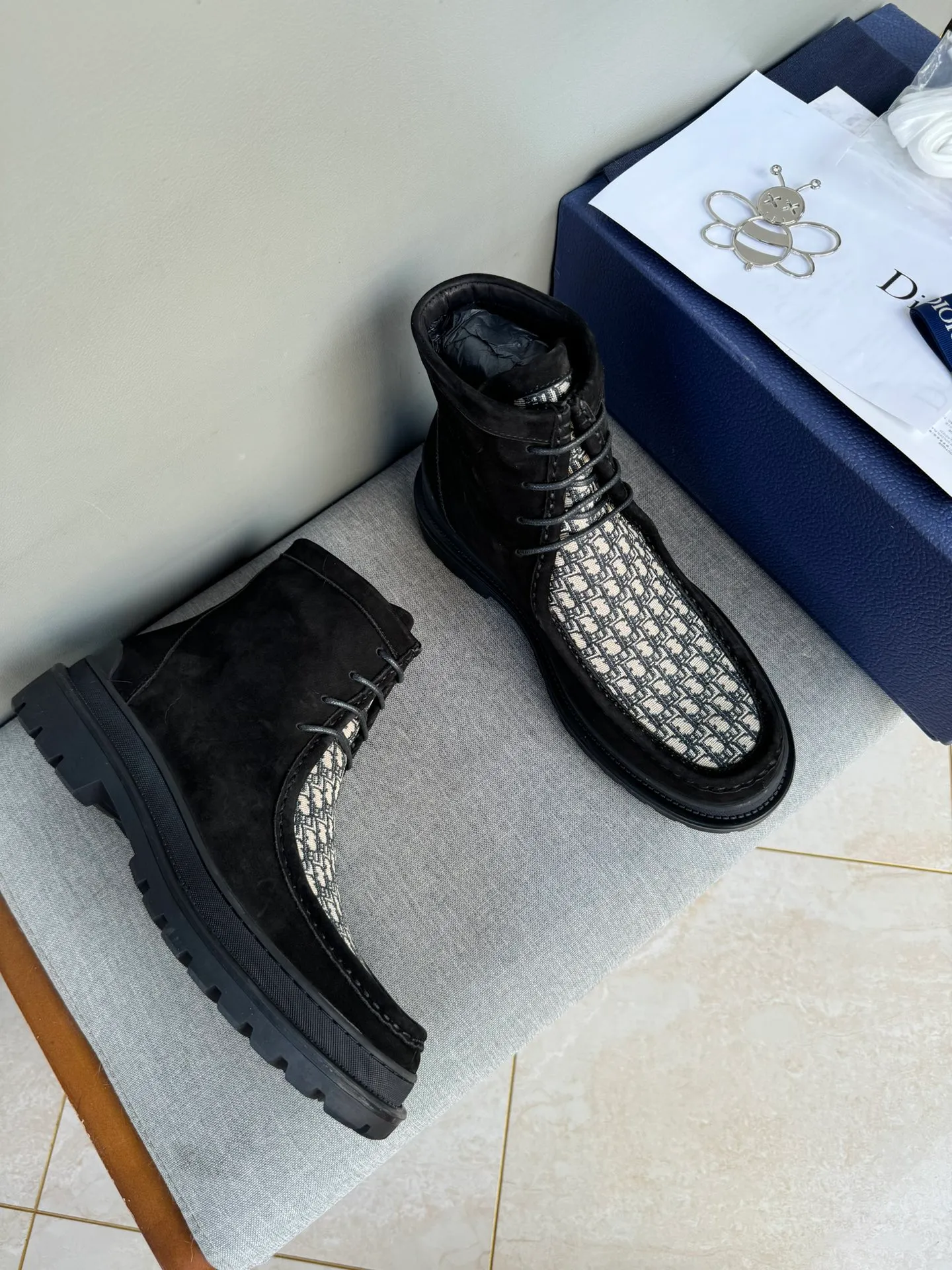 [DIOR] Top P: 1000💰 Number of yards: 39~44 (38.45 custom-made, non-refundable) Dior Dior~ Winter series, original 1:1 development Casual men's leather shoes Heavy investment, shoes and boots are made of imported cowhide + imported Dior special fabric Not easy to deform black cowhide lining Dior large hardware inlay Original TPU vacuum outsole, black cowhide Black open edge beads Military green suede Black suede Khaki suede leather is crafted by a large factory, and the perfect product is only prepared for you who know your taste! Any comparisons are welcome.